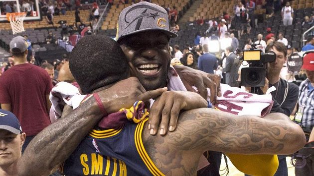 LeBron James z Clevelandu slaví se spoluhráčem J. T. Smithem postup do finále NBA. LeBron James z Clevelandu slaví se spoluhráčem J. T. Smithem postup do finále NBA.