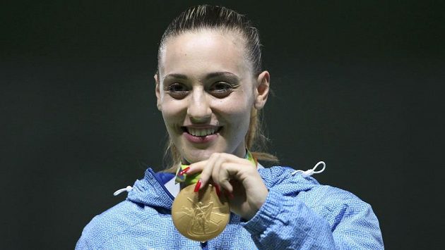 Řecká střelkyně Anna Korakakiová slaví olympijské zlato ve sportovní pistoli. Řecká střelkyně Anna Korakakiová slaví olympijské zlato ve sportovní pistoli.