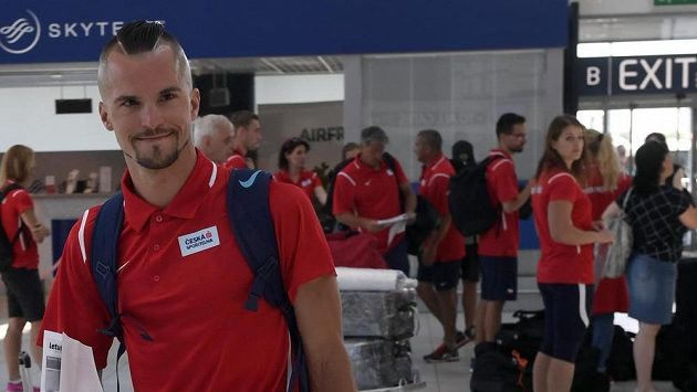 Běžec Jakub Holuša před odletem české reprezentace na evropský šampionát družstev v Lille. Běžec Jakub Holuša před odletem české reprezentace na evropský šampionát družstev v Lille.