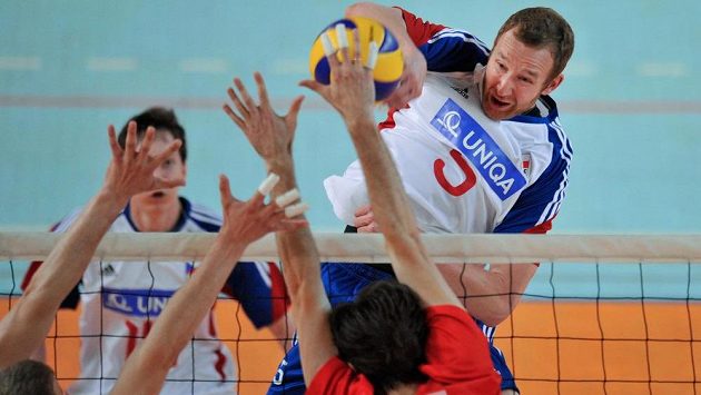 Jiří Král smečuje přes běloruský dvojblok. Jiří Král smečuje přes běloruský dvojblok.