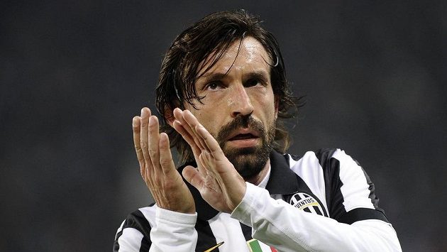 Fotbalista Juventusu Andrea Pirlo v utkání proti Atalantě. Fotbalista Juventusu Andrea Pirlo v utkání proti Atalantě.