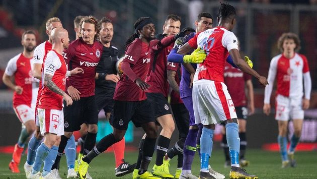 Závěrečná strkanice fotbalistů Slavie a Sparty po posledním derby. Závěrečná strkanice fotbalistů Slavie a Sparty po posledním derby.