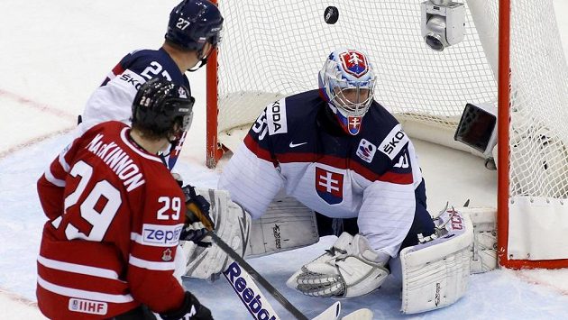 Slovenský brankář Ján Laco inkasuje třetí gól v utkání proti Kanadě. Slovenský brankář Ján Laco inkasuje třetí gól v utkání proti Kanadě.