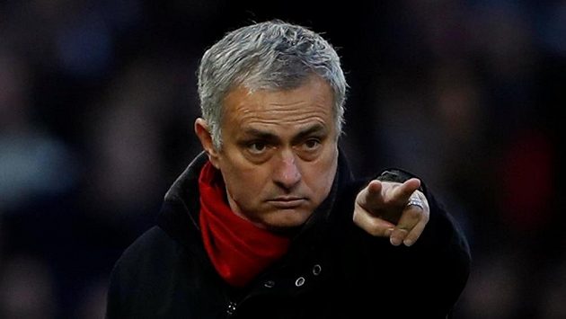 Kouč Manchesteru United José Mourinho během zápasu, v němž jeho tým zase jen remizoval. Kouč Manchesteru United José Mourinho během zápasu, v němž jeho tým zase jen remizoval.
