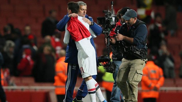 Kouč Chelsea José Mourinho se objímá s Mesutem Özilem z Arsenalu po utkání Capital One Cupu. Kouč Chelsea José Mourinho se objímá s Mesutem Özilem z Arsenalu po utkání Capital One Cupu.