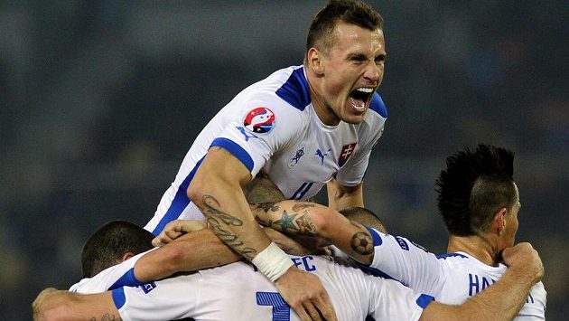 Slovenská radost po gólu Adama Nemce (zády uprostřed s číslem 11). Slovenská radost po gólu Adama Nemce (zády uprostřed s číslem 11).