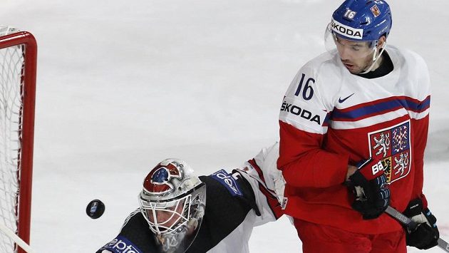 Český křídelník Michal Birner cloní kanadskému gólmanovi Calvinu Pickardovi. Český křídelník Michal Birner cloní kanadskému gólmanovi Calvinu Pickardovi.