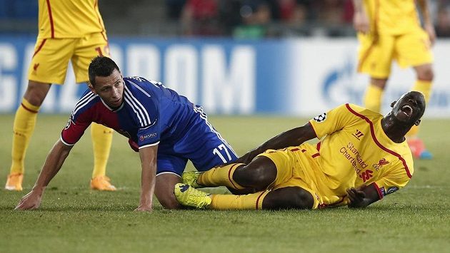 Stoper Basileje Marek Suchý a liverpoolský útočník Mario Balotelli během utkání Ligy mistrů. Stoper Basileje Marek Suchý a liverpoolský útočník Mario Balotelli během utkání Ligy mistrů.