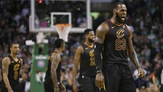Největší hvězda Clevelandu Cavaliers LeBron James slaví. Jeho tým vyhrál v Bostonu a zahraje si opět finále NBA. Největší hvězda Clevelandu Cavaliers LeBron James slaví. Jeho tým vyhrál v Bostonu a zahraje si opět finále NBA.
