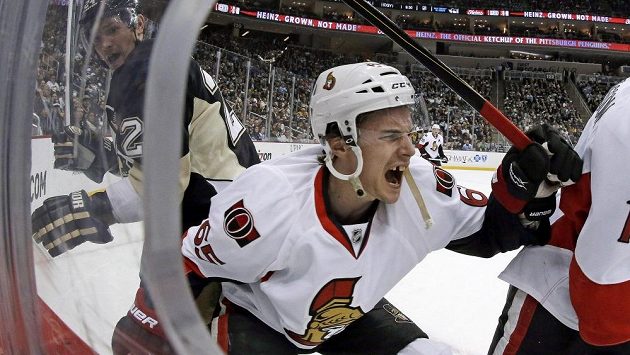 Erik Karlsson, elitní bek Ottawy, reaguje s bolestivou grimasou na útok Matta Cooka (vlevo) z Pittsburghu v utkání NHL. Erik Karlsson, elitní bek Ottawy, reaguje s bolestivou grimasou na útok Matta Cooka (vlevo) z Pittsburghu v utkání NHL.