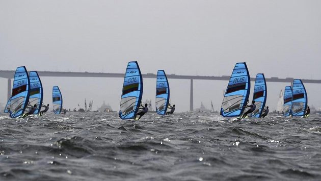 Jachtaři třídy RS:X během olympijské rozjížďky. Jachtaři třídy RS:X během olympijské rozjížďky.