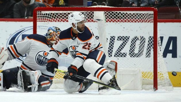 Darnell Nurse (25) a brankář Edmontonu Mikko Koskinen při utkání s Arizonou. Darnell Nurse (25) a brankář Edmontonu Mikko Koskinen při utkání s Arizonou.