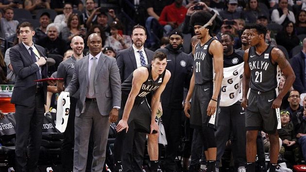 Lavička týmu Brooklyn Nets pozoruje invazi netopýrů. Lavička týmu Brooklyn Nets pozoruje invazi netopýrů.
