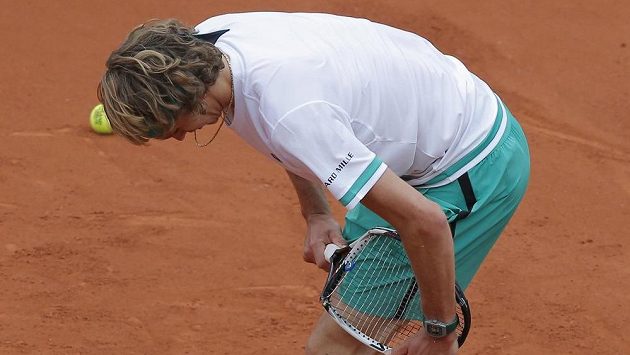 Vzteklý Alexander Zverev v duelu s Verdaskem rozlámal raketu. Vzteklý Alexander Zverev v duelu s Verdaskem rozlámal raketu.