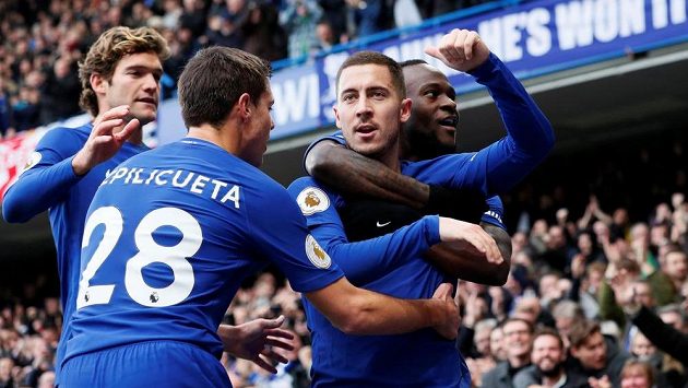Eden Hazard (druhý zprava) oslavuje se spoluhráči z Chelsea branku v síti Newcastlu. Eden Hazard (druhý zprava) oslavuje se spoluhráči z Chelsea branku v síti Newcastlu.