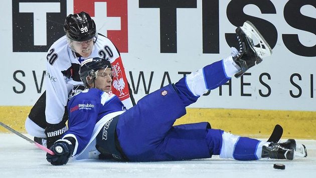 Michal Bulíř z Liberce (vpravo) a Jani Forsstrom z TPS Turku. Michal Bulíř z Liberce (vpravo) a Jani Forsstrom z TPS Turku.