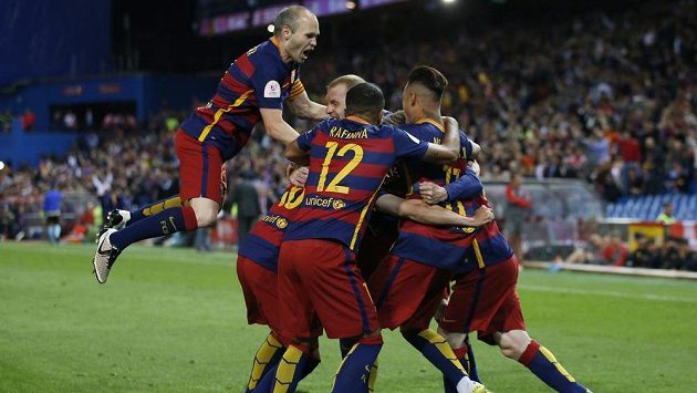Fotbalisté Barcelony oslavují gól vstřelený Seville ve finále Španělského poháru. Fotbalisté Barcelony oslavují gól vstřelený Seville ve finále Španělského poháru.