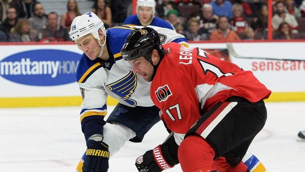 Jay Bouwmeester v dresu St. Louis (vlevo) brání Davida Legwanda z Ottawy. Jay Bouwmeester v dresu St. Louis (vlevo) brání Davida Legwanda z Ottawy.