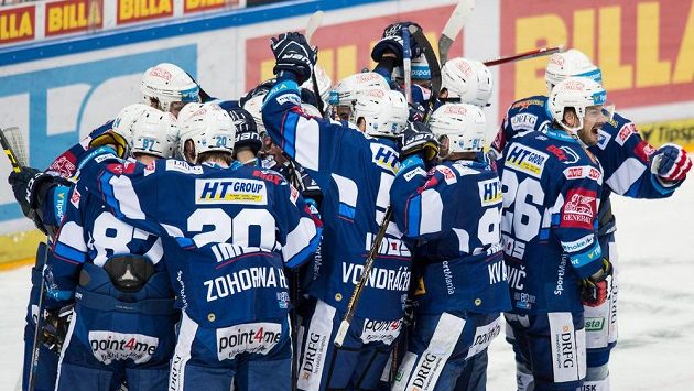 Hokejisté Brna oslavují vítězství 3:2 v prvním utkání čtvrtfinále Generali play off na ledě Sparty. Hokejisté Brna oslavují vítězství 3:2 v prvním utkání čtvrtfinále Generali play off na ledě Sparty.