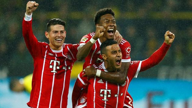 V přímém souboji o první místo německé fotbalové ligy vyhrál v 11. kole Bayern v Dortmundu 3:1 a jeho hráči si triumf náležitě užívali. V přímém souboji o první místo německé fotbalové ligy vyhrál v 11. kole Bayern v Dortmundu 3:1 a jeho hráči si triumf náležitě užívali.