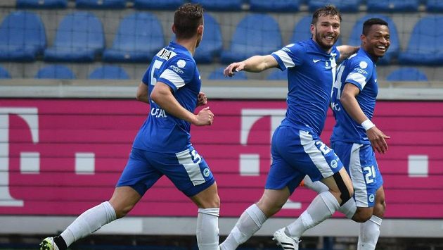 Liberec slaví gól v síti Teplic. Zleva Vladimír Coufal, Tomáš Ďubek a střelec branky Djika Douglas. Liberec slaví gól v síti Teplic. Zleva Vladimír Coufal, Tomáš Ďubek a střelec branky Djika Douglas.