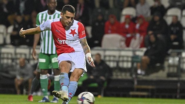 Nicolae Stanciu ze Slavie střílí gól z penalty. Nicolae Stanciu ze Slavie střílí gól z penalty.