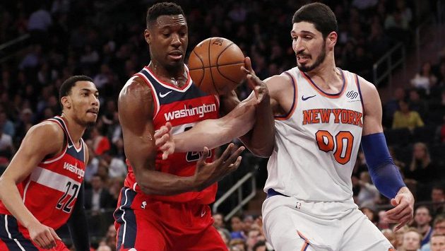 Enes Kanter (vpravo) z New York Knicks bojuje o míč s Ianem Mahinmim z Washingtonu. Přihlíží Otto Porter Jr. Enes Kanter (vpravo) z New York Knicks bojuje o míč s Ianem Mahinmim z Washingtonu. Přihlíží Otto Porter Jr.