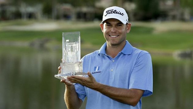 Golfista Bill Haas pózuje s trofejí pro vítěze turnaje v La Quinta. Golfista Bill Haas pózuje s trofejí pro vítěze turnaje v La Quinta.