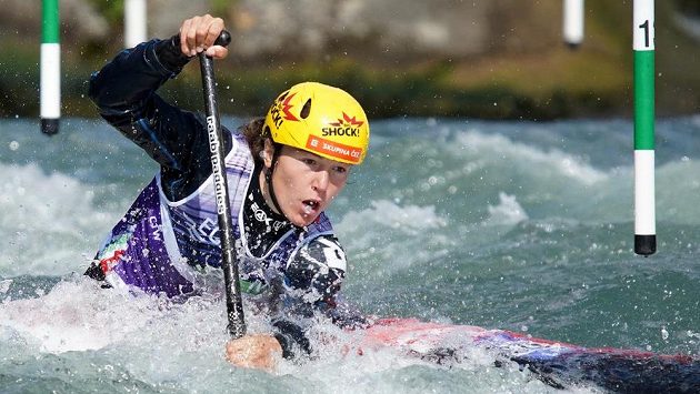 Kanoistka Tereza Fišerová bojuje s tratí během semifinálové jízdy na mistrovství Evropy ve vodním slalomu. Kanoistka Tereza Fišerová bojuje s tratí během semifinálové jízdy na mistrovství Evropy ve vodním slalomu.
