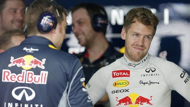 Sebastian Vettel (vpravo) se celému Red Bullu omluvil za chování při Velké ceně Malajsie. Sebastian Vettel (vpravo) se celému Red Bullu omluvil za chování při Velké ceně Malajsie.