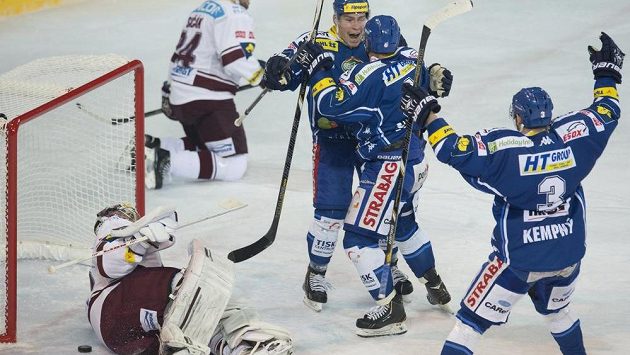 Jozef Kováčik (zády uprostřed) se raduje z třetího gólu, vpravo je jeho spoluhráč z Komety Michal Kempný. Vlevo je sparťanský brankář Tomáš Pöpperle, druhý zleva Vladimír Sičák. Jozef Kováčik (zády uprostřed) se raduje z třetího gólu, vpravo je jeho spoluhráč z Komety Michal Kempný. Vlevo je sparťanský brankář Tomáš Pöpperle, druhý zleva Vladimír Sičák.