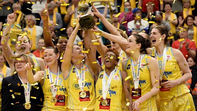 Basketbalistky USK Praha letos na prestižní trofej nedosáhnou. Basketbalistky USK Praha letos na prestižní trofej nedosáhnou.