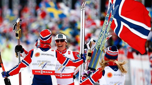 Norská běžkyně na lyžích Marit Bjoergenová (uprostřed) spolu s Astrid Uhrenholdtovou Jacobsenovou, Therese Johaugovou a Heidi Wengovou oslavuje zlato v závodě štafet na MS ve Falunu. Norská běžkyně na lyžích Marit Bjoergenová (uprostřed) spolu s Astrid Uhrenholdtovou Jacobsenovou, Therese Johaugovou a Heidi Wengovou oslavuje zlato v závodě štafet na MS ve Falunu.