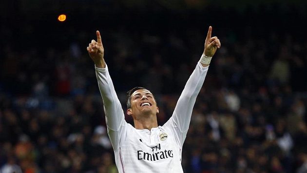 Cristiano Ronaldo z Realu Madrid slaví dosažení hattricku v duelu proti Vigu. Cristiano Ronaldo z Realu Madrid slaví dosažení hattricku v duelu proti Vigu.