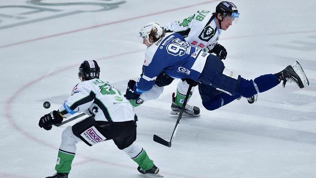 Plzeňský útočník Miroslav Indrák v souboji s mladoboleslavským obráncem Janem Holubem. Vlevo přihlíží zadák Středočechů Mitja Robar. Plzeňský útočník Miroslav Indrák v souboji s mladoboleslavským obráncem Janem Holubem. Vlevo přihlíží zadák Středočechů Mitja Robar.