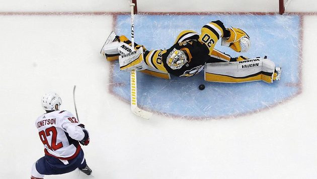Rozhodující moment. Jevgenij Kuzněcov v prodloužení duelu s Pittsburghem překonává Matta Murrayho a posílá Washington do finále Východní konference. Rozhodující moment. Jevgenij Kuzněcov v prodloužení duelu s Pittsburghem překonává Matta Murrayho a posílá Washington do finále Východní konference.
