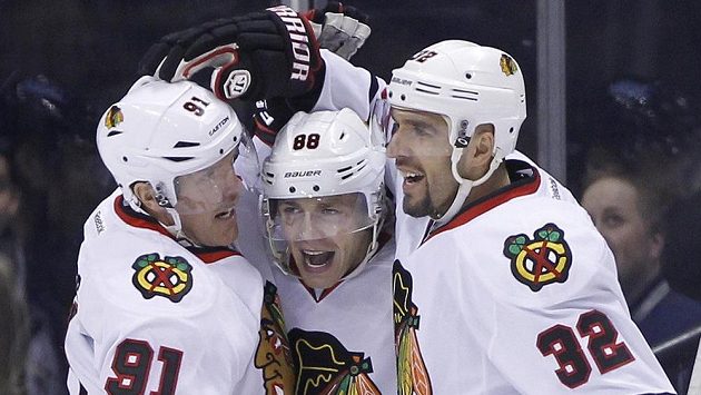 Patrick Kane (uprostřed) slaví gól do sítě Winnipegu. Zleva mu gratuluje Brad Richards, zprava pak Michal Rozsíval. Kane se díky dvěma bodům dostal do čela kanadského bodování NHL. Patrick Kane (uprostřed) slaví gól do sítě Winnipegu. Zleva mu gratuluje Brad Richards, zprava pak Michal Rozsíval. Kane se díky dvěma bodům dostal do čela kanadského bodování NHL.