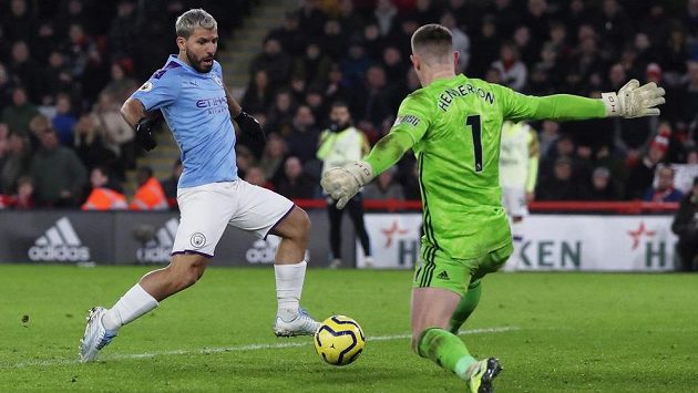 Sergio Agüero z Manchesteru City střílí jediný gól v utkání proti Sheffieldu. Sergio Agüero z Manchesteru City střílí jediný gól v utkání proti Sheffieldu.