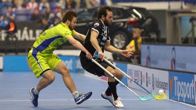 Zleva Marek Bräuer z Vítkovic, Jiří Curney z Boleslavi. Zleva Marek Bräuer z Vítkovic, Jiří Curney z Boleslavi.