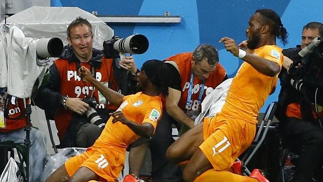 Oslavná jízda - Gervinho (vlevo) a Didier Drogba z Pobřeží slonoviny. Oslavná jízda - Gervinho (vlevo) a Didier Drogba z Pobřeží slonoviny.