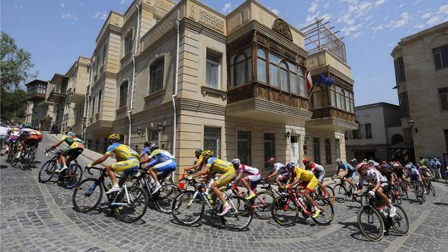 Cyklisté v hromadném závodu mužů v Baku. Cyklisté v hromadném závodu mužů v Baku.