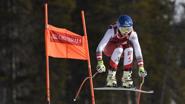 Christine Scheyerová na trati sjezdu Světového poháru v Lake Louise. Christine Scheyerová na trati sjezdu Světového poháru v Lake Louise.