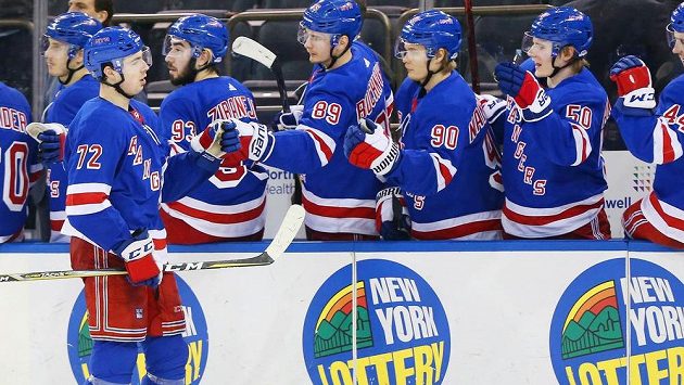 Mladý český centr New Yorku Rangers Filip Chytil (72) oslavuje svůj první gól v NHL. Mladý český centr New Yorku Rangers Filip Chytil (72) oslavuje svůj první gól v NHL.