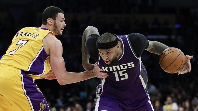 DeMarcus Cousins (vpravo) ještě v dresu Sacramenta a Larry Nance Jr. z LA Lakers. DeMarcus Cousins (vpravo) ještě v dresu Sacramenta a Larry Nance Jr. z LA Lakers.