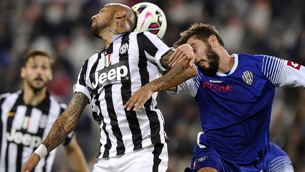 Arturo Vidal (vlevo) z Juventusu v hlavičkovém souboji s Franceskem Renzettim z Ceseny. Arturo Vidal (vlevo) z Juventusu v hlavičkovém souboji s Franceskem Renzettim z Ceseny.