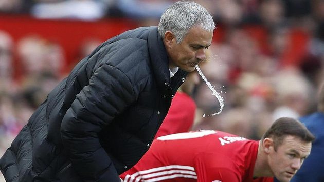 Trenér Manchesteru United José Mourinho se chystá poslat do hry Waynea Rooneyho. Trenér Manchesteru United José Mourinho se chystá poslat do hry Waynea Rooneyho.