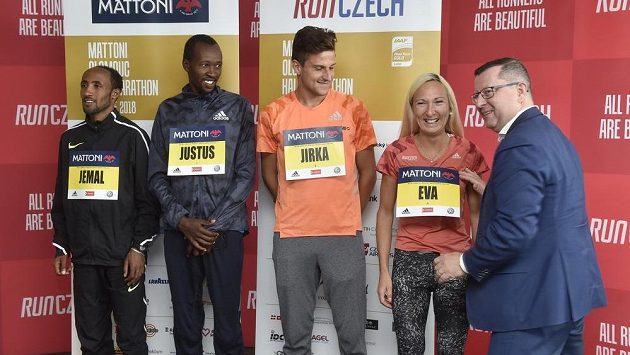 Běžci zleva Jemal Yimer z Etiopie, Justus Kipkogei Kangogo z Keni, Jiří Homoláč z ČR, Eva Vrabcová Nývltová z ČR a olomoucký primátor Antonín Staně. Běžci zleva Jemal Yimer z Etiopie, Justus Kipkogei Kangogo z Keni, Jiří Homoláč z ČR, Eva Vrabcová Nývltová z ČR a olomoucký primátor Antonín Staně.