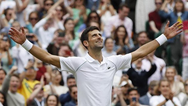 Euforie Novaka Djokoviče po šestém triumfu ve Wimbledonu. Euforie Novaka Djokoviče po šestém triumfu ve Wimbledonu.