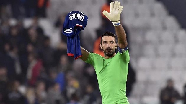 Italská legenda! Gianluigi Buffon znovu dokázal, že do starého železa rozhodně nepatří. V Lize mistrů chytal stý zápas. Italská legenda! Gianluigi Buffon znovu dokázal, že do starého železa rozhodně nepatří. V Lize mistrů chytal stý zápas.
