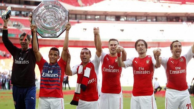 Brankář Arsenalu Emiliano Martínez (vlevo) a jeho spoluhráči Alexis Sánchez, Santi Cazorla, Aaron Ramsey, Tomáš Rosický a Mathieu Flamini slaví zisk anglického Superpoháru Community Shield. Brankář Arsenalu Emiliano Martínez (vlevo) a jeho spoluhráči Alexis Sánchez, Santi Cazorla, Aaron Ramsey, Tomáš Rosický a Mathieu Flamini slaví zisk anglického Superpoháru Community Shield.